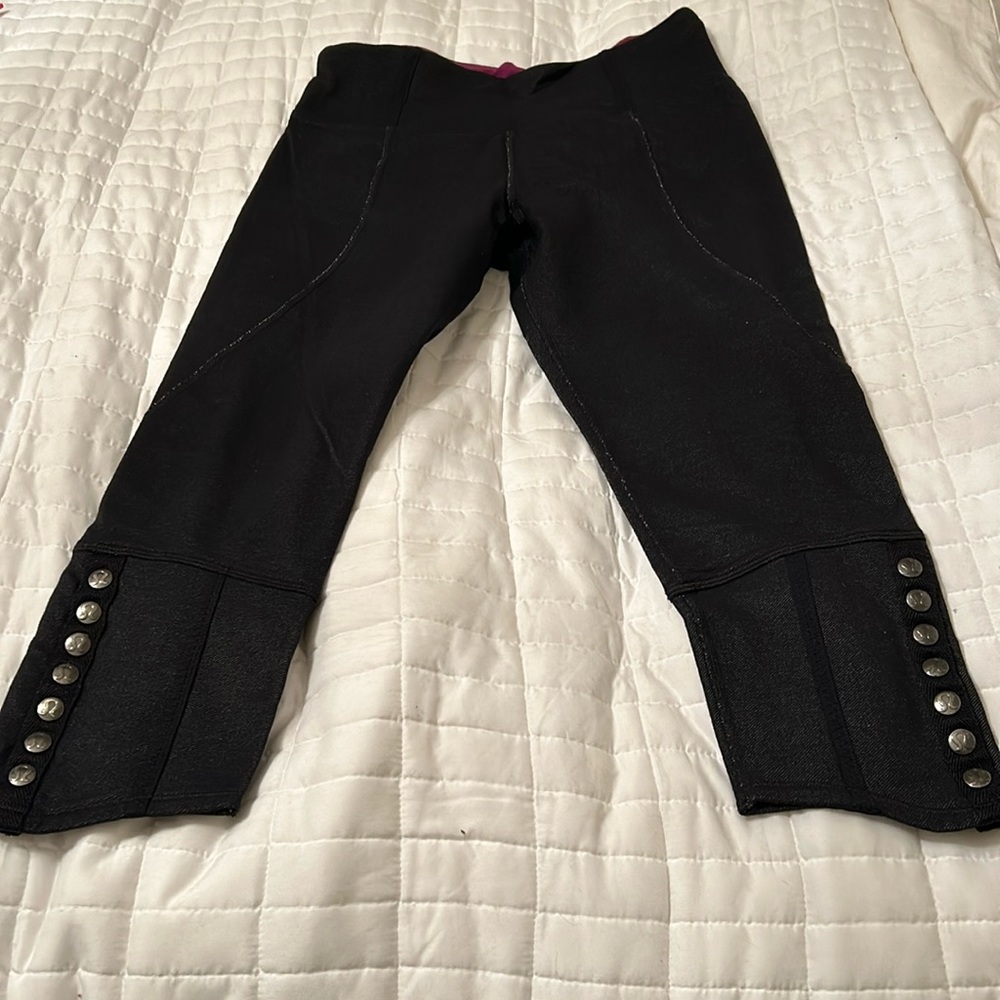 Unique Lululemon pants. Size 6. Black with specks of faint white in the fabric.